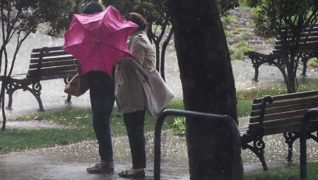 UPOZORENJE RHMZ Veliko nevreme zahvatilo Šumadiju, u naredna dva časa očekuje se u ovom delu Srbije