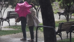 Žena snimala nevreme, a onda je udario grom! Usledila panika na Voždovcu (VIDEO)