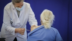 ZAŠTO SE VAKCINA DAJE BAŠ U RAME? Profesorka detaljno objasnila: Postoji dobar razlog!