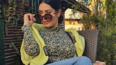 DOK VODI RAT SA MUŽEM ZA STARATELJSTVO NAD SINOVIMA Tanja Savić uslikana sa ovim muškarcem u kafiću (FOTO)