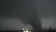 STRAVIČAN TORNADO POGODIO ARKANZAS Protutnjao preko zgrada, hitna pomoć intervenisala!