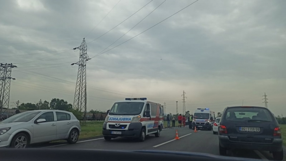 ŽESTOK SUDAR U SURČINU: U nesreći učestvovala dva automobila: Muškarac sa povredom glave hitno prevezen na Urgentni