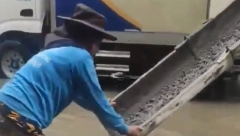 ZASLUŽILI SU NAGRADU ZA PUTARE GODINE: Radnik se malo zbunio i svež malter sipao pravo na poplavljenu ulicu, ljudi u neverici su gledali šta rade! (VIDEO)