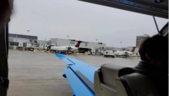 KAO IZ NAJSTRAŠNIJE FILMSKE SCENE Putnici leta su doživeli ogroman stres: Vrata na avionu su naprosto nestala neposredno pre poletanja!