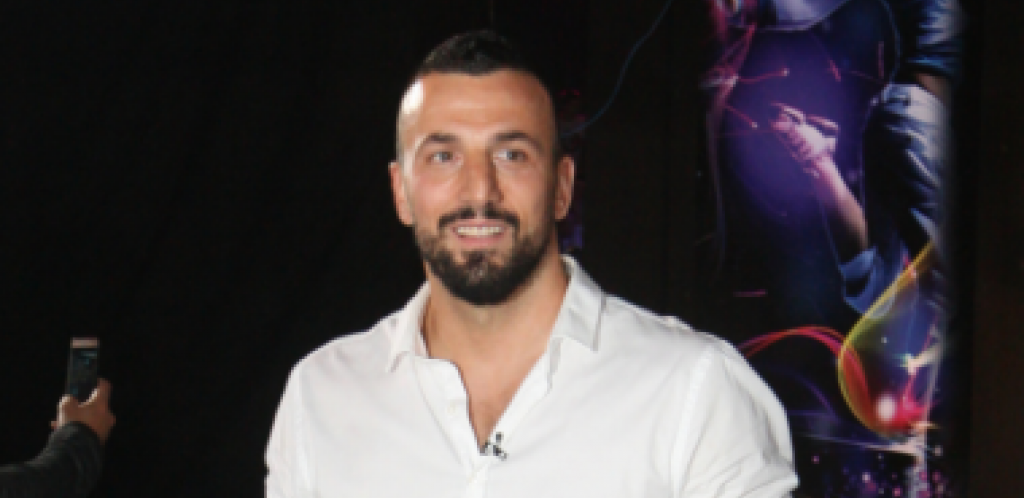 KAKO GA NIJE SRAMOTA! Vladimir Tomović opleo po Pinku, bivši zadrugar svojim skandaloznim ponašanjem nastavlja da šokira! (FOTO)