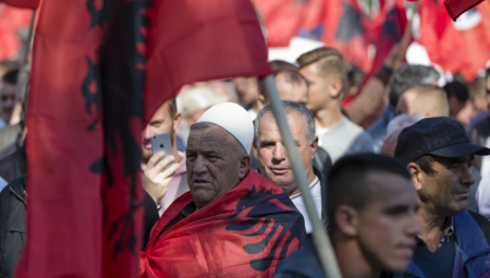 POČELO JE! Neredi u Prištini! Albanci iskoristili nameštenu presudu Mladiću!