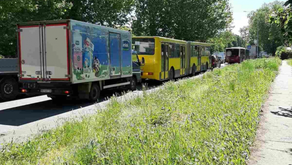 KOLAPS NA BATAJNIČKOM DRUMU Vozačima za JEDAN pređeni kilometar treba čak 40 minuta!  (VIDEO)