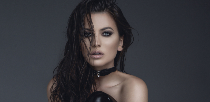 KOMENTARI SAMO PLJUŠTE! Milica Pavlović se skinula u minijaturni bikini, provokativan izgled pevačice nikoga ne ostavlja ravnodušnim (FOTO)