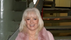 O NJENOM POTEZU SE I DANAS PRIČA Vera Matović donirala pakete vode i izlepila ih svojim posterom (FOTO)