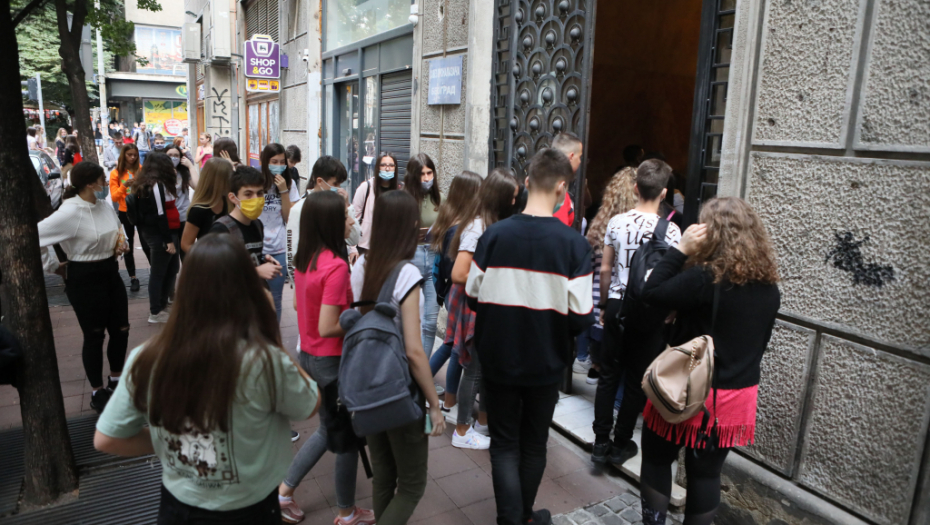 BILI SMO ŽEDNI, KONOBAR NIJE HTEO DA NAM DA NI ČAŠU VODE Učenici se vraćaju sa ekskurzija gladni i razočarani, žale se na hranu i osoblje!