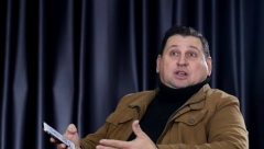 SEDEO I CRVENEO! Taki Marinković čitao tvitove o Maji, evo kako je prokomentarisao njeno ponašanje!