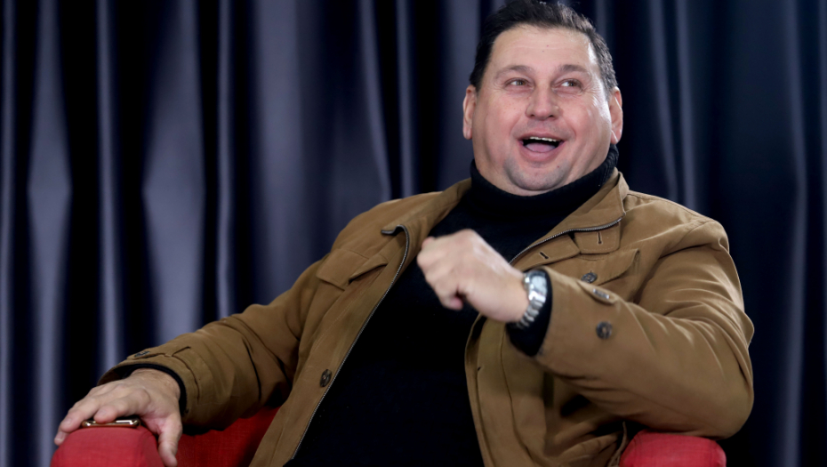 TAKI NADMAŠIO SAM SEBE Dok Maja I Janjuš uživaju na rajskom ostrvu, Taki u noćnom provodu sa atraktivnom brinetom, nije skidao osmeh sa lica (FOTO)