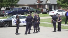 DECA IZ KALAŠNJIKOVA PUCALA NA POLICAJCE: Šokantan snimak sa Floride obišao svet, ima ranjenih! (UZNEMIRAVAJUĆI VIDEO)