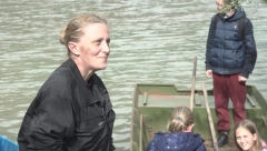 Majka Marina svakodnevno prevozi troje mališana do škole veslajući na čamcu preko nabujale reke Lim: Izloženi velikoj opasnosti (FOTO/VIDEO)