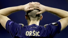 ŽESTOKO SE NAVIJALO, LETELO SVE I SVAŠTA Veštačka noga završila na stazi maksimirskog stadiona (FOTO)