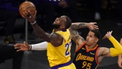 STRAŠNA UTAKMICA! Lejkersi u plej-ofu, Lebron čudesnom trojkom rešio Karija! (VIDEO)