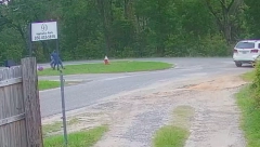 POKUŠAJ OTMICE USRED DANA Jedanestogodišnja devojčica branila se sama od otmičara koji je bio naoružan (VIDEO)