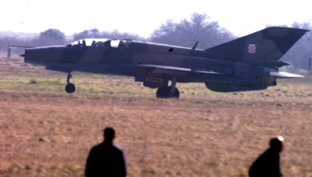 JAVNOST U HRVATSKOJ BESNA ZBOG KUPOVINE FRANCUSKIH AVIONA Nemamo 'leba da jedemo, a vi dajete milijardu za mačku u džaku