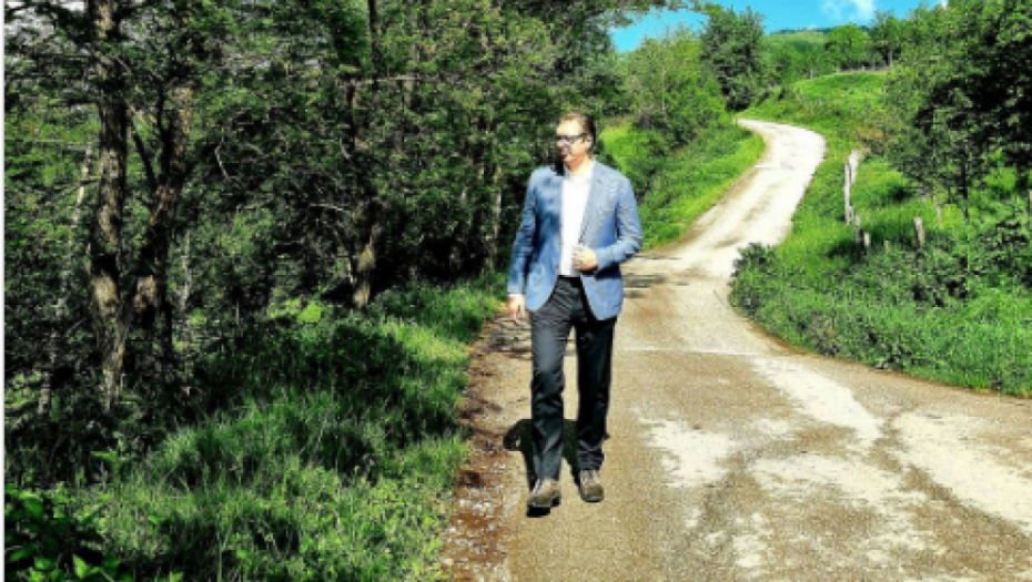 Predsednička kolona stala na putu prema Prijepolju, Vučić izašao iz vozila, evo šta se desilo...