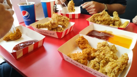 DA LI JE GREŠKA ILI PREVARA? Mladići završili u zatvoru sve zbog besplatne piletine