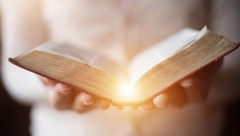 OVA MEDICINSKA SESTRA PRONAŠLA ZLATNU BIBLIJU: Veličine je NOKTA, a evo u čijem je vlasništvu bila, ali i KOLIKO VREDI! (FOTO)