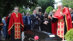 NAJTUŽNIJI PRIZOT SA SAHRANE MUZIČARA Unuk Đorđa Marjanovića drži dedin krst, dok unuka dostojanstveno nosi dekinu najlepšu uspomenu! (FOTO/VIDEO))