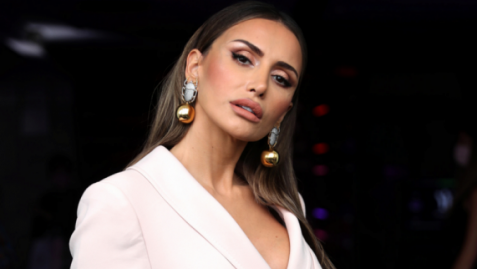 ZMIJSKO TELO U PRVOM PLANU Emina Jahović se skinula, pa pokazala da joj godine ne mogu ništa, internet gori (FOTO)