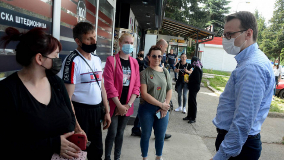 POČELA ISPLATA 100 I 200 EVRA GRAĐANIMA SRBIJE Narod na ulicama: Hvala Vučiću!