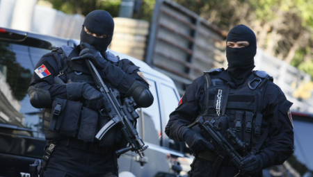 SAJ EVAKUISAO AVION NA LINIJI BEOGRAD-MOSKVA Kontradiverzione ekipe ulaze u letelicu