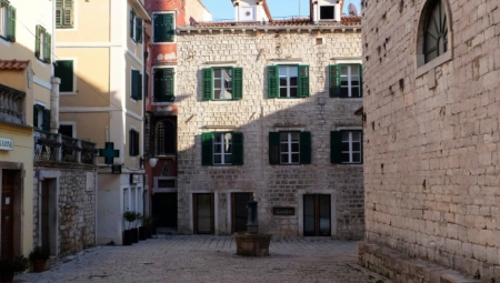 JEZIVI PRIZOR U ŠIBENIKU Ljudske kosti rasute svuda, narod paniči, a vlast govori kako niko nije nadležan za to! (FOTO)