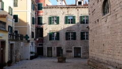 JEZIVI PRIZOR U ŠIBENIKU Ljudske kosti rasute svuda, narod paniči, a vlast govori kako niko nije nadležan za to! (FOTO)