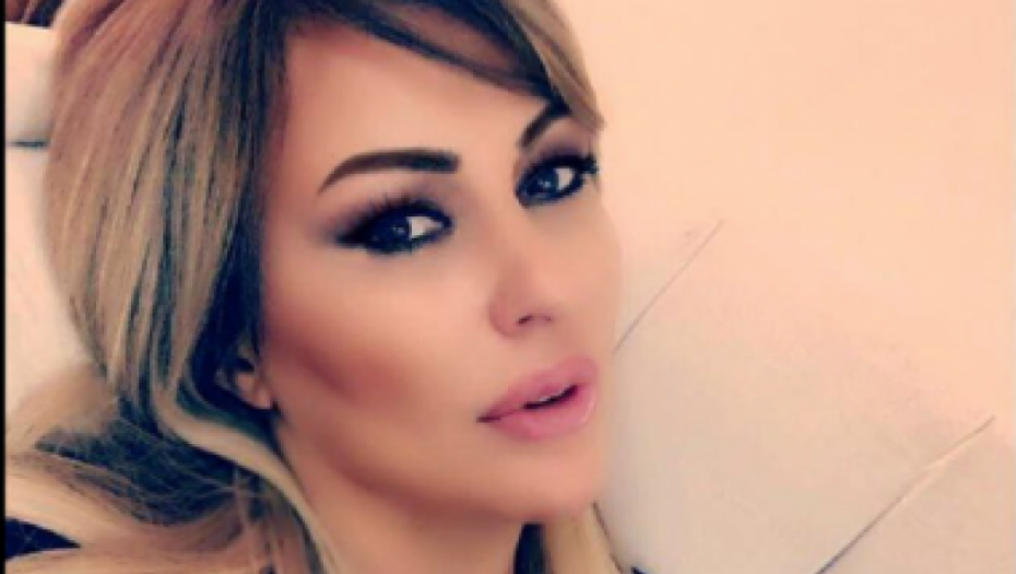 BUJNE GRUDI U DEKOLTIRANOM SAKOU Elma Sinanović selfijem iz automobila napravila opštu pometnju, niko nije uspeo da skrene pogled!