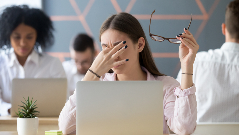 Provodite mnogo vremena ispred računara: Uradite ovo i sprečite glavobolju
