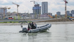 UŽAS NA BRANKOVOM MOSTU! Žena skočila u Savu, rečna policija odmah reagovala!