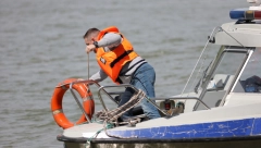 POKVARIO SE ČAMAC Spaseno šest odraslih i troje dece kod Pupinovog mosta
