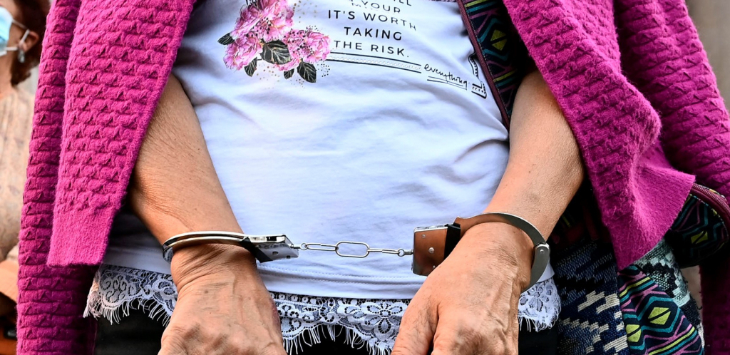 MAJKA SLIKALA SINA (9) SA BAJONETOM Dete slalo fotografiju u grupu sa drugom decom uz reči pretnje