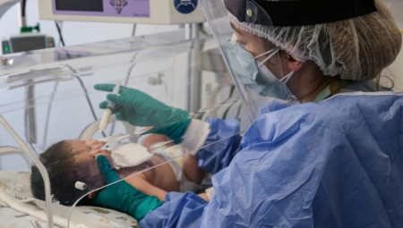PANIKA U NIŠKOM KLINIČKOM CENTRU Porodilja (23) na intenzivnoj nezi zbog korone, stanje se naglo pogoršalo!