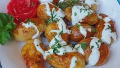 Mladi krompir sa kajmakom – Čarolija na tanjiru! (VIDEO)