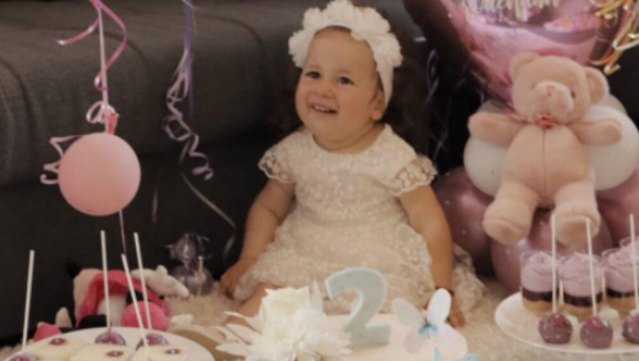 HEROINO, SREĆAN ROĐENDAN! Sofija je demantovala one koji su prognozirali da neće dočekati drugu godinu i oduvala svećice sa najlepšim osmehom! (FOTO)