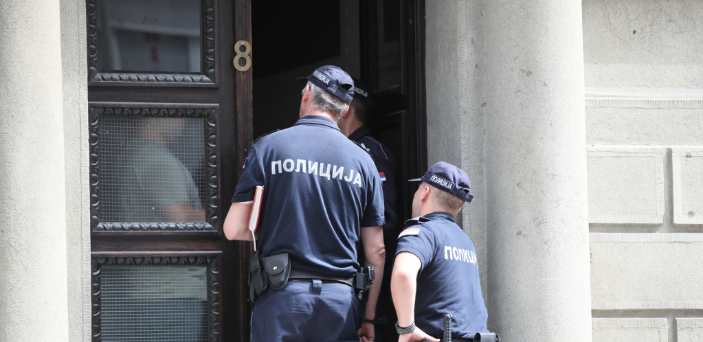 POLICIJA REGOVALA NA PRETNJU MASAKROM Pretresen stan u kojem živi dečak iz Kruševca