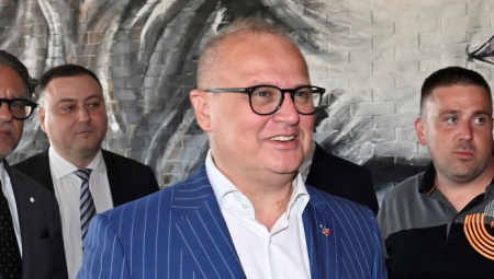 "POJEDITE ME LEPO" To je poručio Goran Vesić pratiocu koji deli tortu sa njegovim likom na Tik-Toku!