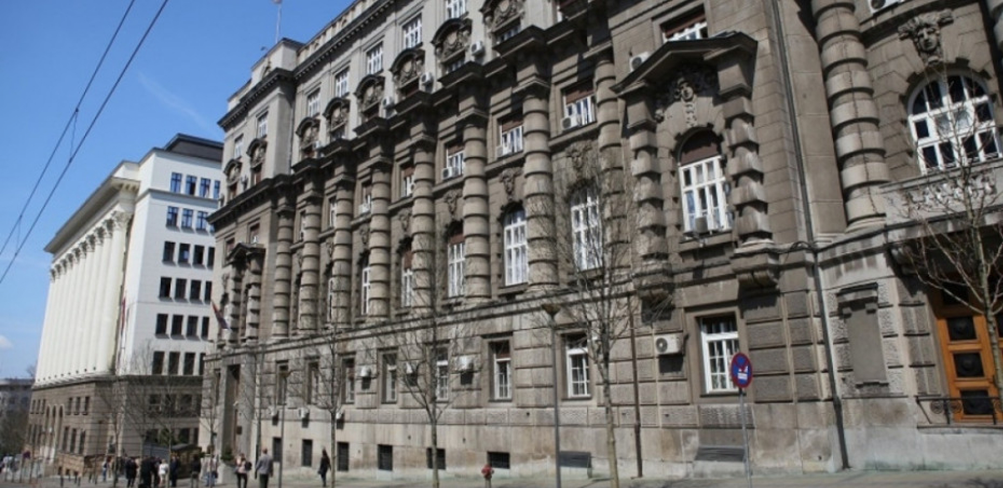 PRIČA O LJUBAVNICIMA U ZGRADI DRŽAVNE INSTITUCIJE RAŠIRILA SE POPUT POŽARA: Seks-afera trese Vladu!