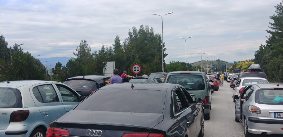 Gužve na graničnim prelazima, vozila čekaju i po sat i po!