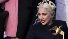 LEJDI GAGA PROGOVORILA SRPSKI Internet gori, fanovi u transu, a pevačica na našem jeziku izgovorila tešku reč jednom glumcu