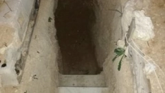 NE IZLAZI IZ RUPE Nakon svađe sa roditeljima uzeo je kramp i počeo da kopa!