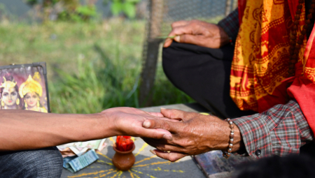 BLAGOSLOV ILI PROKLETSTVO Pogledajte u zglob svoje ruke i saznajte šta vam sudbina donosi