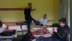 JEZIVE SCENE IZ UČIONICE Sin direktorke škole brutalno pretukao druga! (UZNEMIRUJUĆI VIDEO)