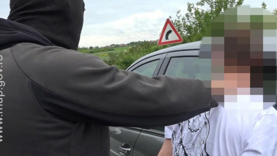 MANIJAK IZ VLADIČINOG HANA DETE (12) POKUŠAO DA UGURA U AUTO Evo kako se hrabra devojčica spasla!