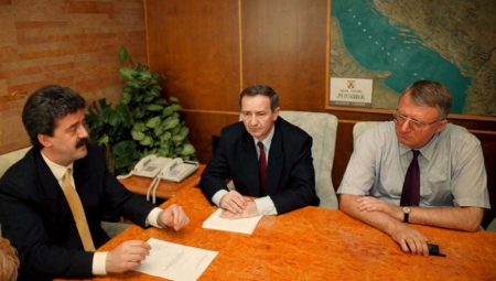 PRLJAVIM NOVCEM BACALI DRŽAVE NA KOLENA! Opomena Momira Bulatovića, svetski finansijeri se igraju sa životima!
