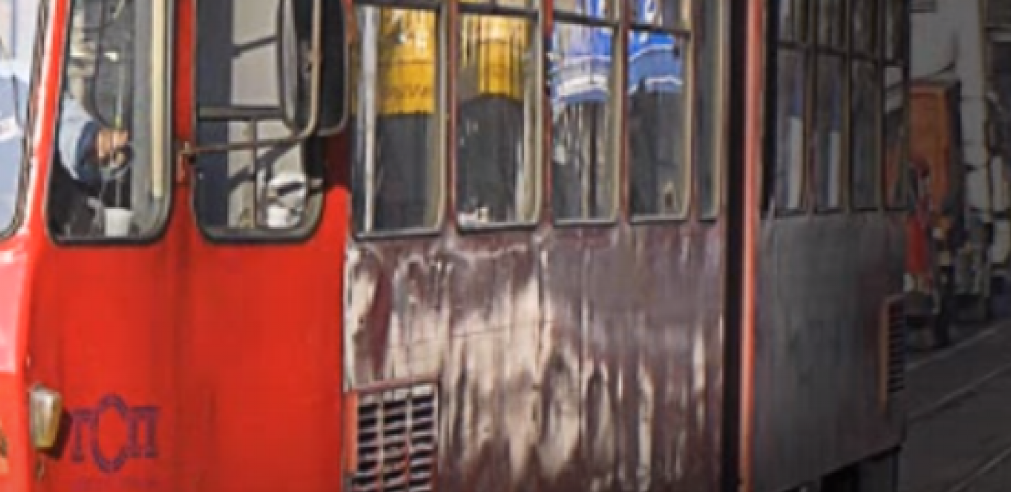 TRAMVAJ UDARIO U HITNU POMOĆ Karambol u centru Beograda, saobraćaj stao (FOTO)